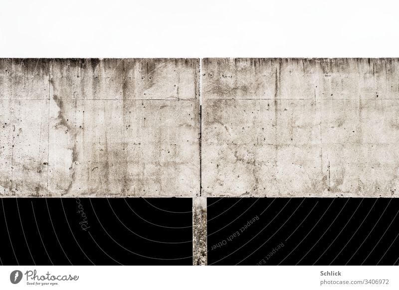 Bauwerk massiver Beton auf dünner Stütze feiner Spalt zum Himmel Flächen grau schwarz weiß Gleichgewicht Ausgleich schwer Flecken Schmutz Rechtecke abstrakt