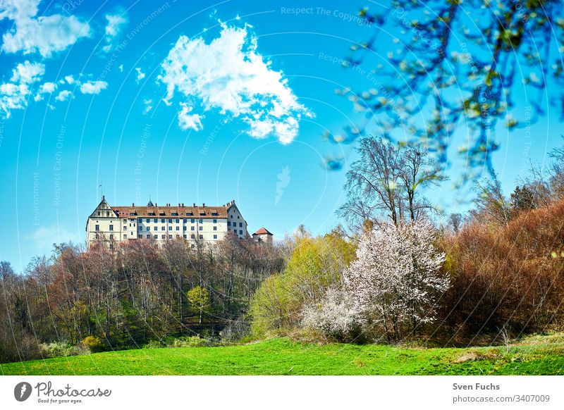 Das Schloss Heiligenberg im Bodenseekreis im Sommer aus Südosten gesehen heiligenberg schloss frühling wolken bodensee landschaft architektur gebäude park