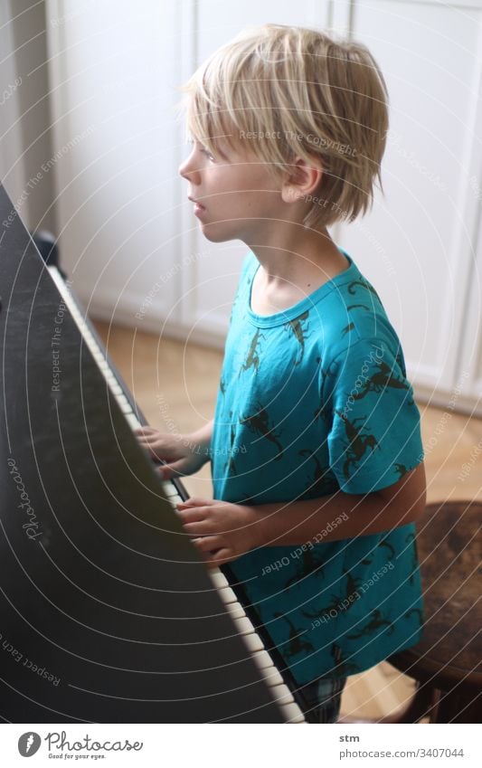 junge spielt klavier musik flügel klassische musik musikerziehung instrument musizieren Musikinstrument Klavier spielen Klaviatur Freizeit & Hobby Innenaufnahme