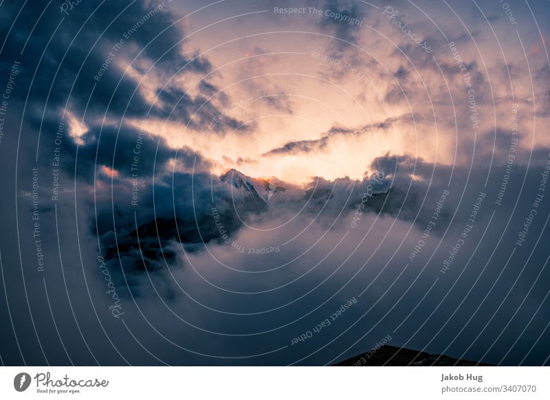 Sonnenuntergang in den Schweizer Alpen mit Ausblick auf das Weisshorn Gipfel Berge u. Gebirge Bergsteigen Landschaft Klettern Himmel Natur blau Abendrot Schnee