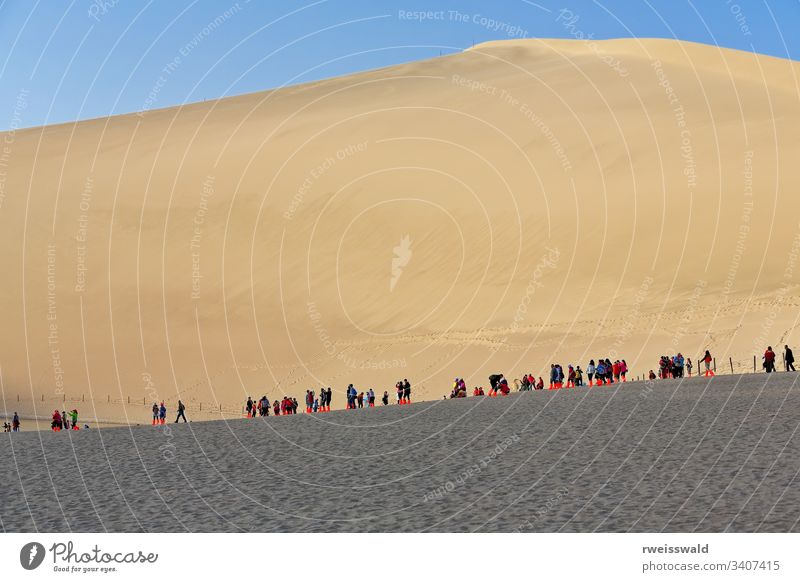 Schlittenfahrer auf den Dünen um den Crescent Lake - Yueyaquan-Oase. Dunhuang-Gansu-China-0661 mehrere Personen viele Menschen Menschen in der Reihe Queue