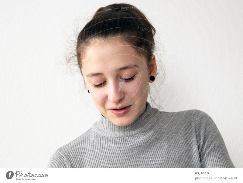 Mädchen im Gespräch mit Blick nach unten Jugendliche Porträt schön Mensch Lächeln reden kommunizieren Wimpern brünett Zopf Pferdeschwanz Haare langhaarig