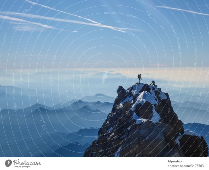 Seilschaft | on Top Gipfel Berge u. Gebirge Alpen Landschaft Außenaufnahme Bergsteigen Bergsteiger Piemonte Erfolg Kraft Mut Tatkraft Abenteuer Klettern