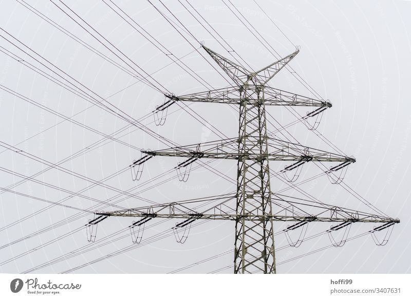 Strommast mit vielen Leitungen Elektrizität Hochspannungsleitung Energiewirtschaft Oberleitung Stromtransport Isolierung (Material) kreuzen überschneiden