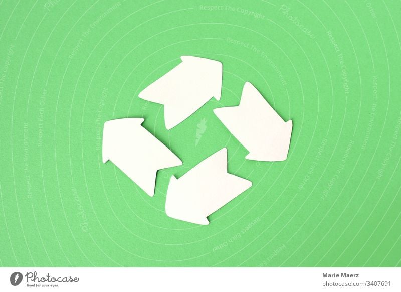 Kreislauf // Prozess - Vier weiße Pfeile im Kreis Entwicklung handgemacht Papier abstrakt Hintergrund neutral Textfreiraum Farbfoto Richtung Infografik hell