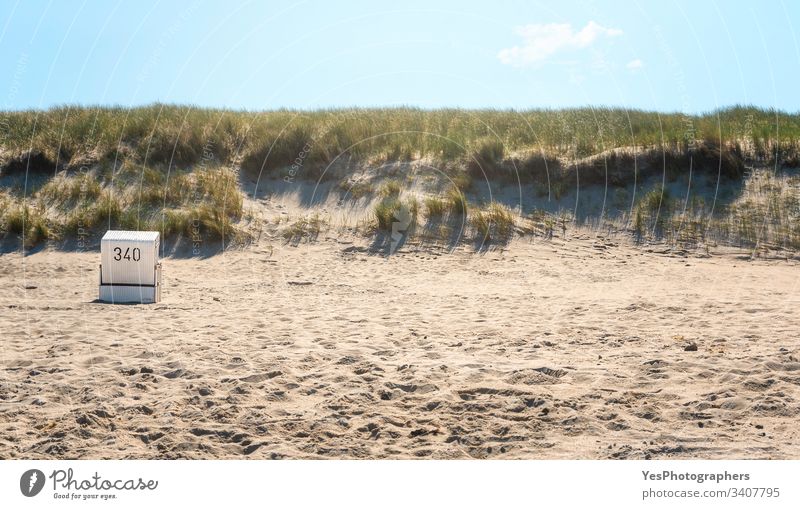 Strandlandschaft mit einem einzigen Korbstuhl im Morgenlicht allein Stuhl Küste Küstenlinie Dunes Europa Gras erwärmen Insel korb Wahrzeichen Landschaft marram