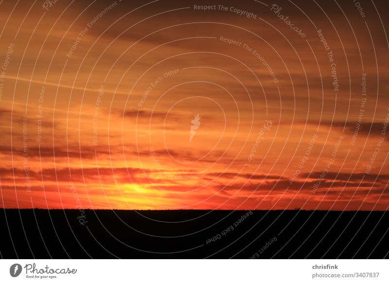 Sonnenuntergang mit schön beleuchteten Wolken Himmel Abend Abenddämmerung gelb Romantik Dämmerung Farbfoto Natur Umwelt Umweltschutz Klima Sonnenlicht