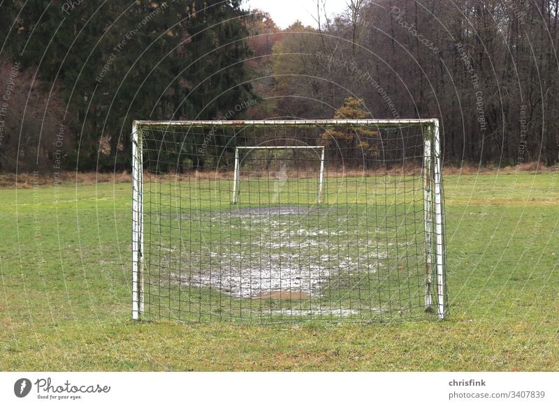 Fußballtore auf Rasen im Wald Tor Fußballplatz Ballsport Spielen Menschenleer Außenaufnahme Farbfoto Freizeit & Hobby Stadion einsam