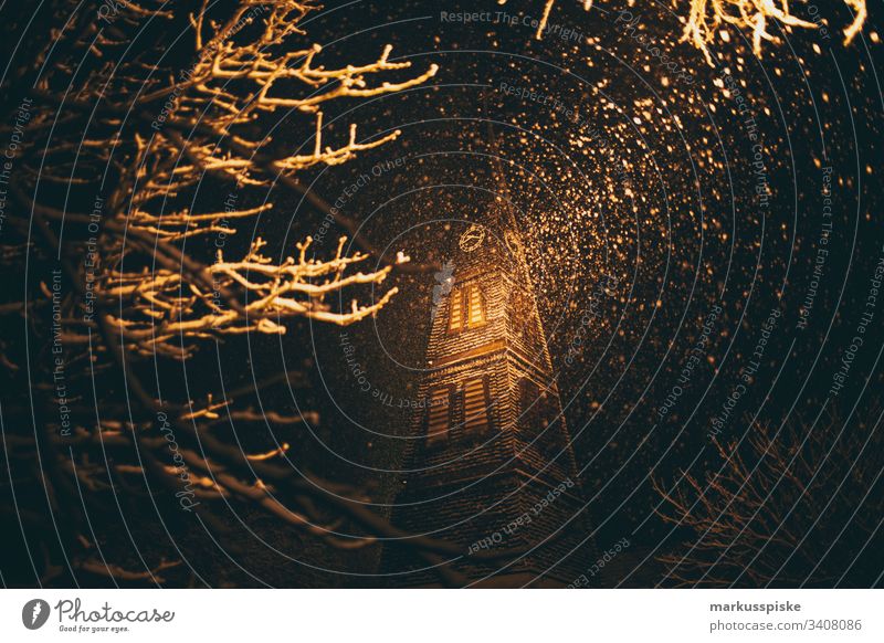 Kirche Wintereinbruch Schneefall Winterstimmung Winternacht Straße Nacht Lichtstrahl Kirchturm