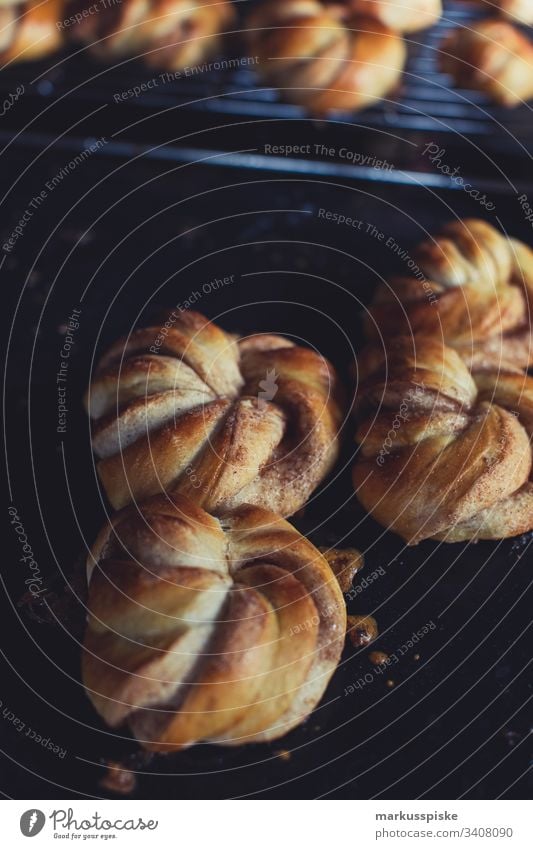 Selbstgebackene Zimtschnecken selbstgebacken Süßspeisen Schnecke Teig Teigwaren Bäckerei Backwaren Bäckerhandwerk Handarbeit