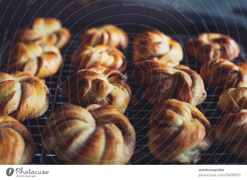 Selbstgebackene Zimtschnecken selbstgebacken Süßspeisen Schnecke Teig Teigwaren Bäckerei Backwaren Bäckerhandwerk Handarbeit