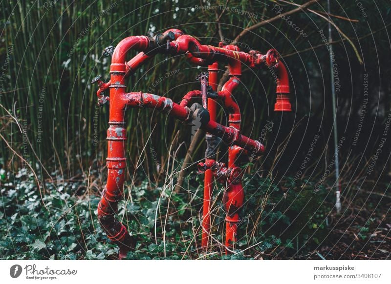 Leitungsrohre Rohr Gas Wasser Heizung Garten rot Metal Verbindung