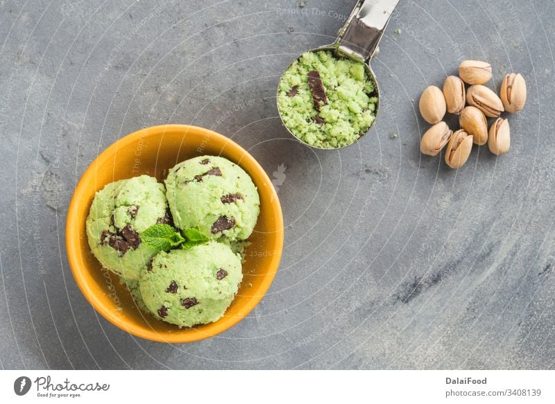 Eiscreme mit Pistazie und Schokolade Hintergrund Ball Schalen & Schüsseln kalt Sahne cremig Molkerei dekoriert lecker Dessert Geschmack Lebensmittel gefroren