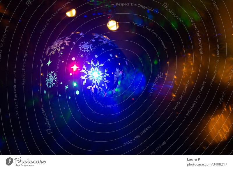 Globus mit farbigen Lichtern auf schwarzem Hintergrund Farben farbenfroh geformt Formen Schneeflocke Schneeflocken Zauberei u. Magie dunkel Lampe kreisen Mond