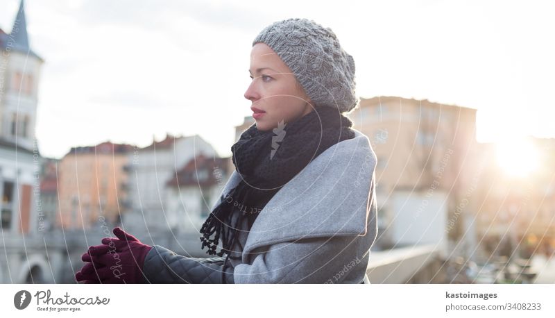 Schöne junge Frau in Ljubljana im Winter schön im Freien kalt kalte Temperatur kalte Witterung Schal Verschlussdeckel Handschuhe Slowenien Altstadt niedlich