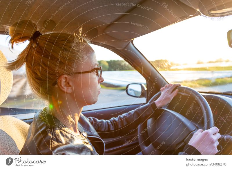 Lässige kaukasische Frau, die einen PKW für eine Reise auf dem Land fährt. Landschaft Laufwerk Fahrer Verkehr Erwachsener Transport Frühling reisen Spaß Dame