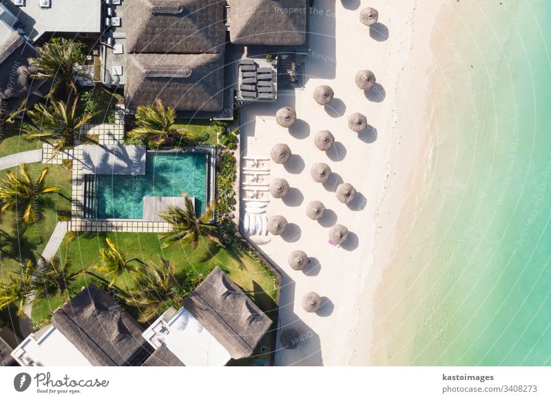 Luftaufnahme des erstaunlichen tropischen weißen Sandstrandes mit Palmblattschirmen und türkisfarbenem Meer, Mauritius. Strandpromenade Resort reisen Pool Hotel