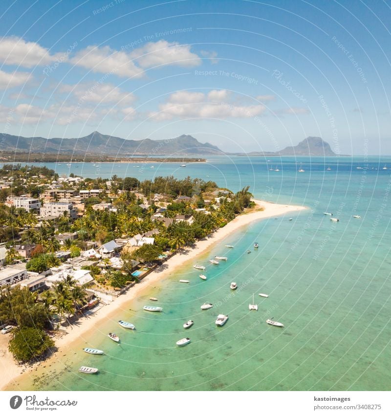 Luftaufnahme von oben nach unten des tropischen Strandes am Black River auf der Insel Mauritius. schwarzer Fluss Tamarin Ansicht Wasser Hintergrund schön blau