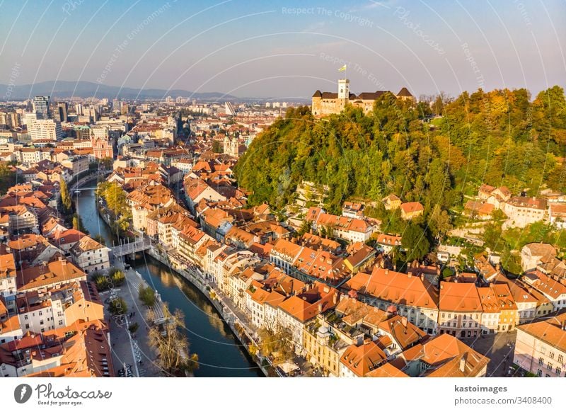 Das Stadtbild von Ljubljana, der Hauptstadt Sloweniens in der warmen Nachmittagssonne. Burg oder Schloss Kapital Großstadt Wahrzeichen Architektur Gebäude