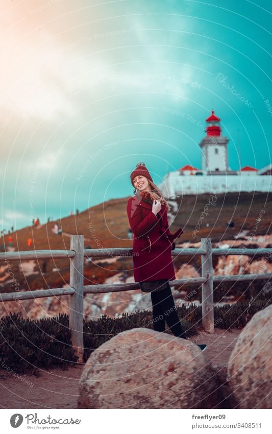 Frau steht vor dem Cabo da Roca-Leuchtturm in Sintra, Portugal eine Stehen Lachen atlantisch Wasser malerisch Wahrzeichen Saum Schifffahrt Marin Licht Klippe