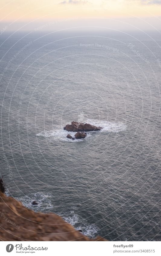 Einsamer Felsen mitten im Meer eine MEER 1 Landschaft vertikal atlantisch Stein Küste Wasser Ufer malerisch winken Winter natürlich Küstenlinie Erosion