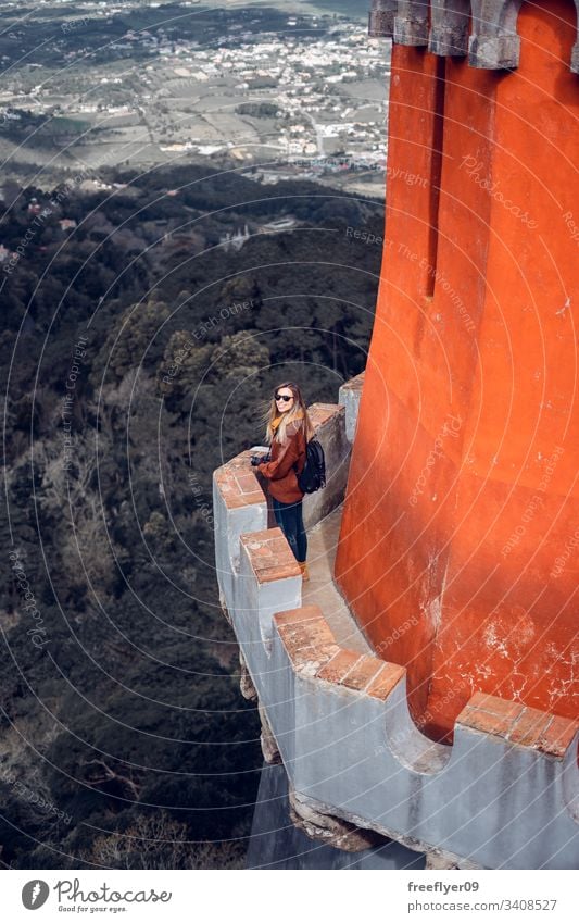 Junge Frau beim Betrachten der Landschaft vom Palacio da Pena in Sintra, Portugal Gebäude national Wahrzeichen europa Historie traditionell Ansicht Antiquität