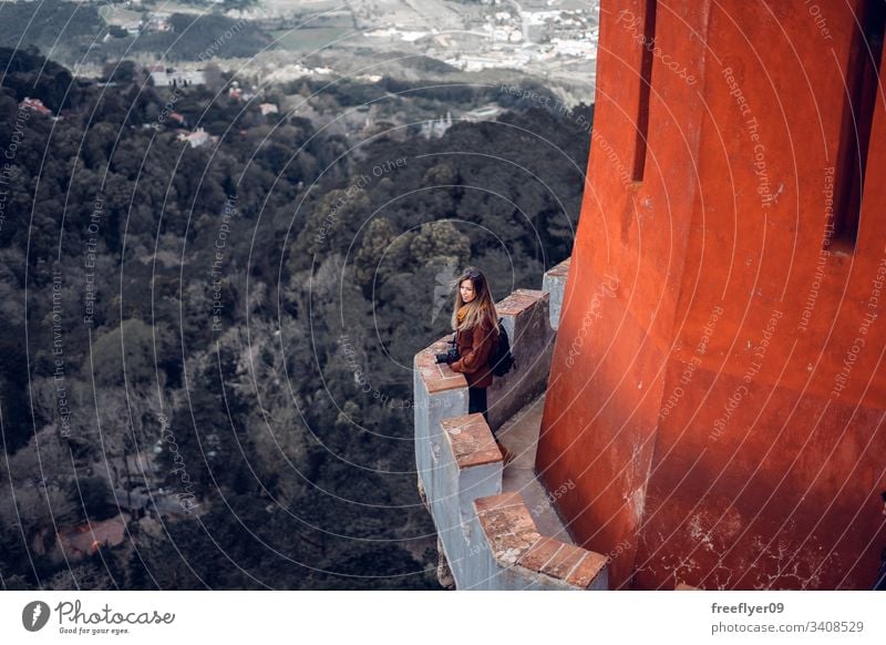 Junge Frau beim Betrachten der Landschaft vom Palacio da Pena in Sintra, Portugal Gebäude national Wahrzeichen europa Historie traditionell Ansicht Antiquität