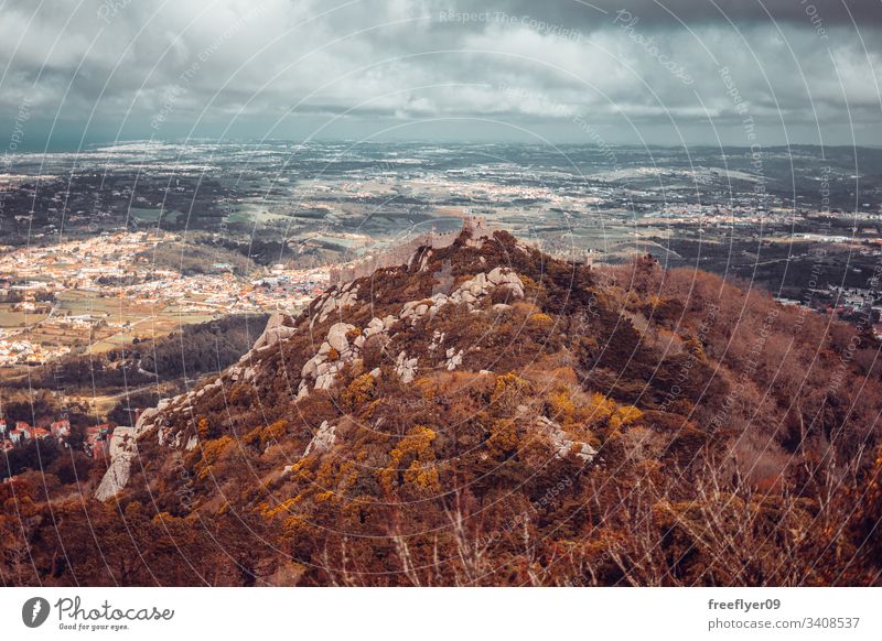 Maurische Burg über der Landschaft von Sintra, in Portugal Tourismus mittelalterlich Burg oder Schloss wandern horizontal reisen Festung Wand Turm Maure Erbe