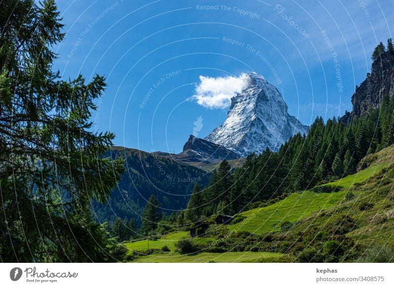 Das Matterhorn mit der bekannten "Matterhorn-Wolke" Berg Berge Switzerland Schweiz Schweizer Alpen Zermatt Tourismus Ferien Wallis Kanton Wallis Walliser Alpen