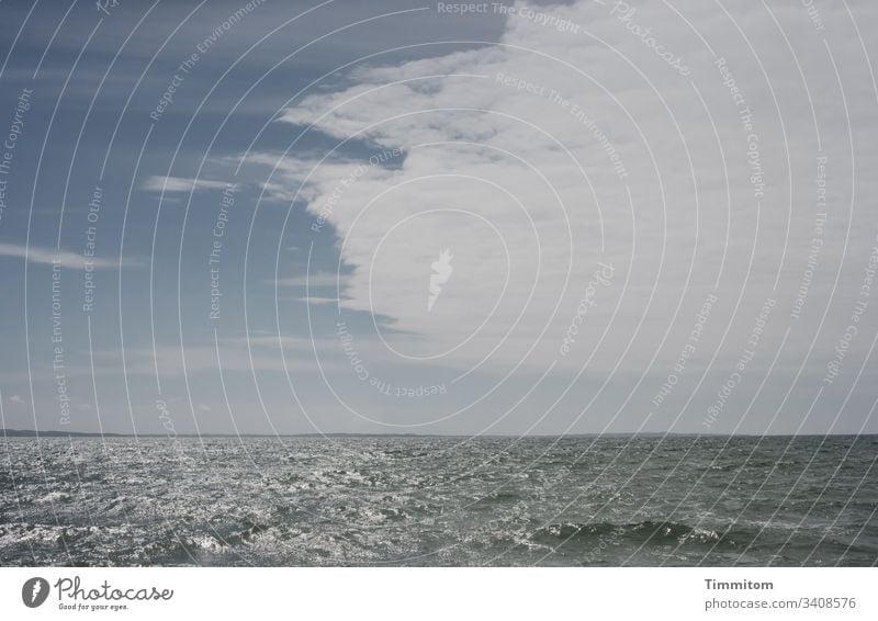 Ein Foto aus Dänemark Wasser Wellen Nordsee Meer glänzend hell Horizont Küste Himmel blau Wolken Wind Natur Menschenleer Ferien & Urlaub & Reisen Ruhe