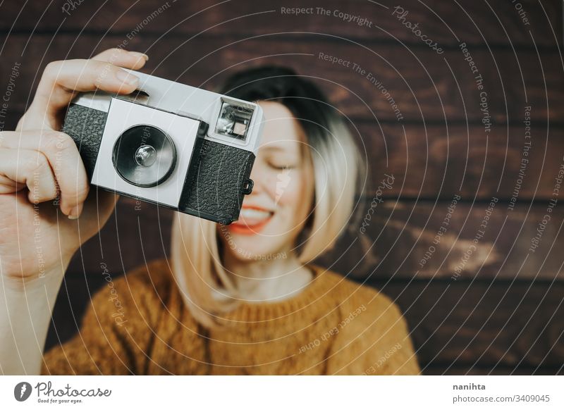 Junge Frau, die mit einer analogen Kamera fotografiert Fotokamera altehrwürdig Fotografie cool trendy retro jung Jugend artits Kunst frisch Frische Ombre Stil