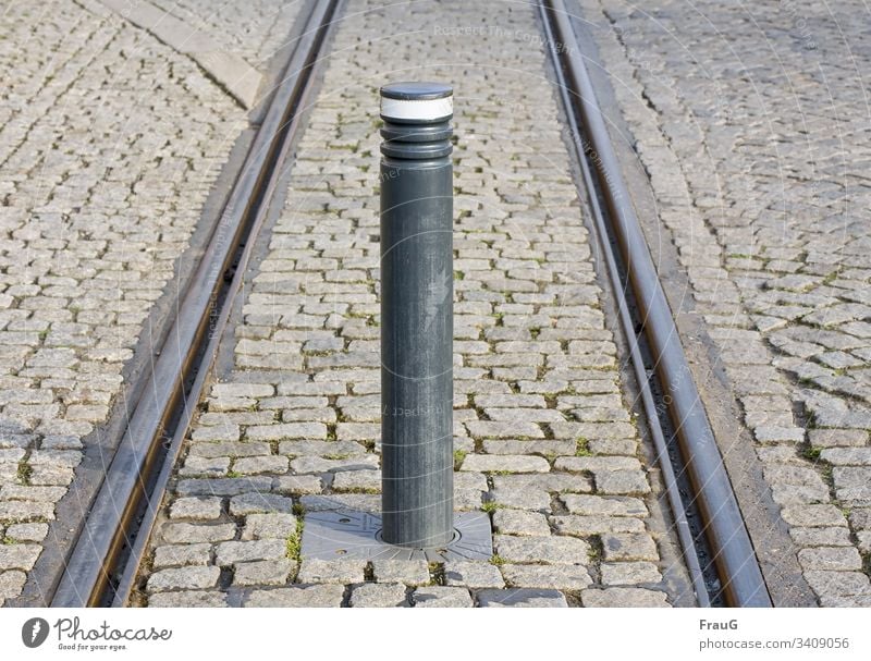 Stopp- hier keine Weiterfahrt Pflaster Pflastersteine Kopfsteinpflaster Stein Straßenbelag Schienen Straßenbahnschienen Altstadt Verkehrswege Stadt Poller