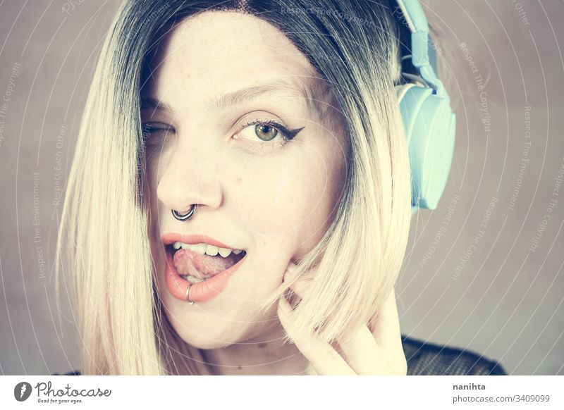 Junge moderne Frau, die Musik hört Technik & Technologie genießen frisch Musik hören Kopfhörer Piercing Headset cool Frische Jugend Hobby Freizeit Zeit Porträt