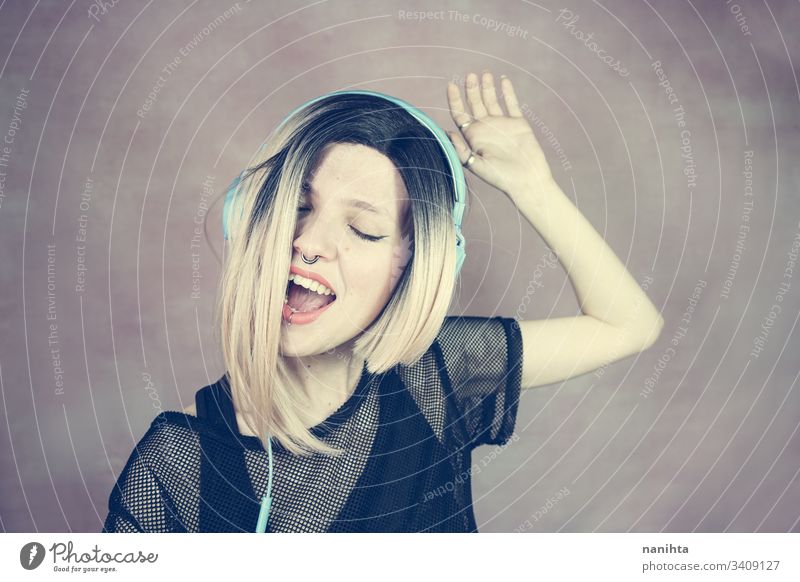 Junge moderne Frau, die Musik hört Technik & Technologie genießen frisch Musik hören Kopfhörer Piercing Headset cool Frische Jugend Hobby Freizeit Zeit Porträt