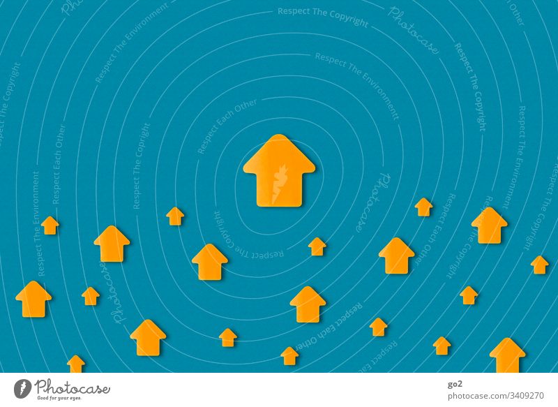 Pfeile nach oben aufwärts aufwärtstrend Richtung richtungweisend Wirtschaft Optimismus Wege & Pfade Farbfoto Menschenleer Textfreiraum oben gelb Orientierung