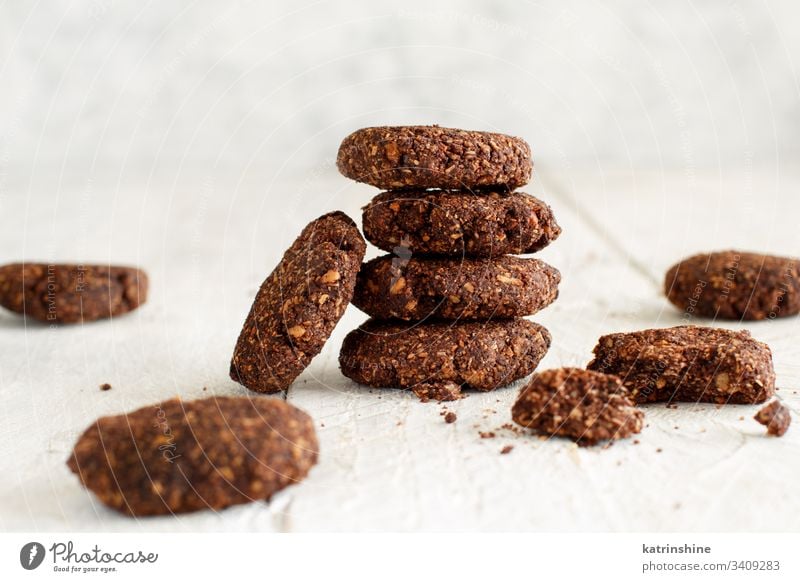 Keto-Schokoladenkekse mit Mandel- und Kokosnussmehl. Atkins, ketogen. Mehl Keton Cookies braun weiß lecker backen gebacken schwarz Dessert Diät Kakao Frühstück