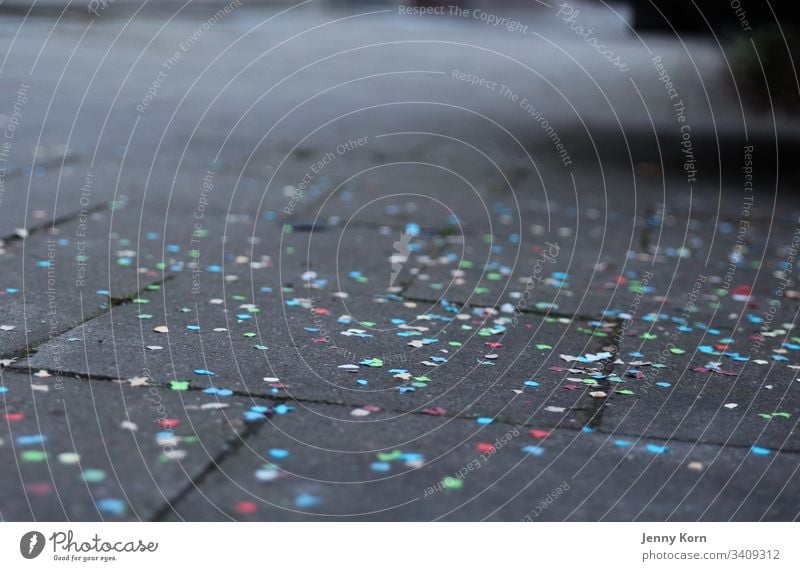 Konfetti auf der Straße Karneval Feste & Feiern Freude Party Farbfoto Geburtstag Silvester u. Neujahr Außenaufnahme Dekoration & Verzierung Lebensfreude
