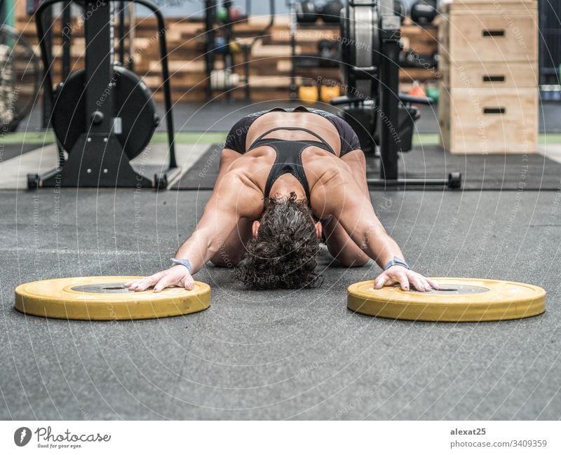 Frauentraining in der Turnhalle aktiv Erwachsener Athlet sportlich attraktiv Körper Bodybuilder Kaukasier durchkreuzen Kurzhantel Gerät Übung passen Fitness