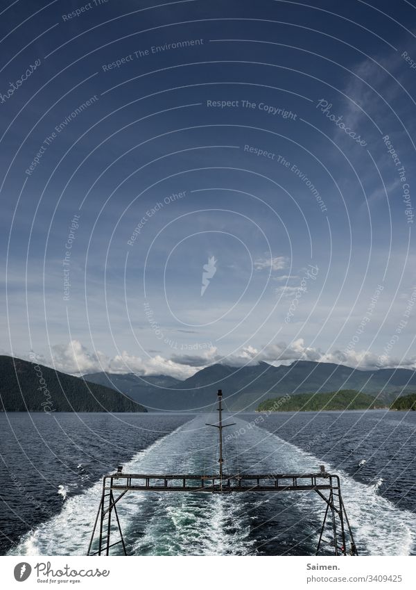 Schifffahrt Fähre Meer ozean Berge bergkette Natur Landschaft wolken Himmel Reise Inseln Reisefotografie Sommer Kanada Seefahrt Wasser Fjord British Columbia