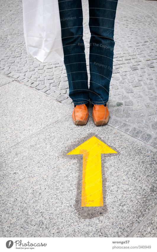 Orange Schuh kaufen Mensch feminin Frau Erwachsene Beine Fuß 1 Bekleidung Hose Jeanshose Schuhe gelb grau orange Hund Jeansstoff Tüte Pfeil Gesicht