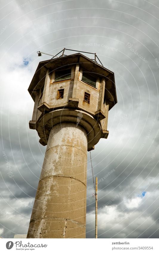 Wachturm architektur berlin berliner mauer bewachung froschperspektive gefängnis grenze grenzturm himmel kalter krieg mitte museum wachturm wolke schießscharte