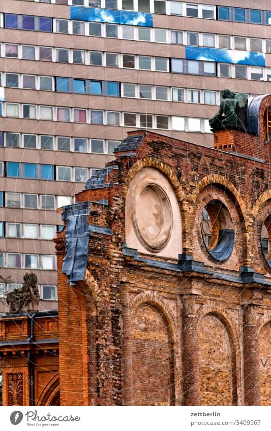 Anhalter Bahnhof am Askanischen Platz altbau anhalter bahnhof denkmal fassade fenster klassizismus kontrast krieg kriegsruine mahnmal mahnung mehrfamilienhaus