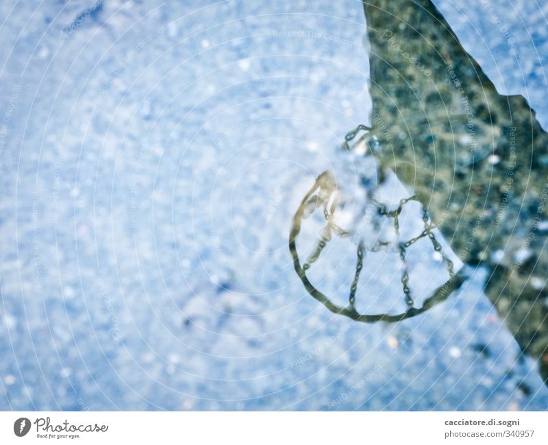 today - you won't play Ballsport Basketballkorb Basketballplatz Wasser schlechtes Wetter Regen dunkel kalt nass blau schwarz Einsamkeit bizarr Endzeitstimmung