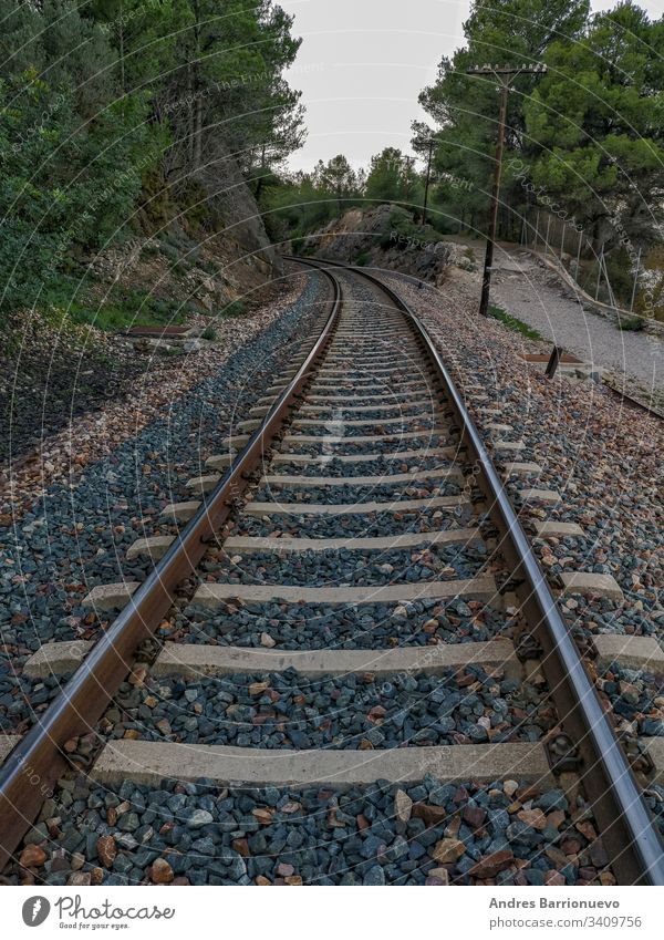 Zugstrecke durch den Berg Felsen Schlucht Business im Freien biegend Industrie Holz Park Ladung reisen Schiene bügeln Zeichen Land Regie Kies wolkig Transport