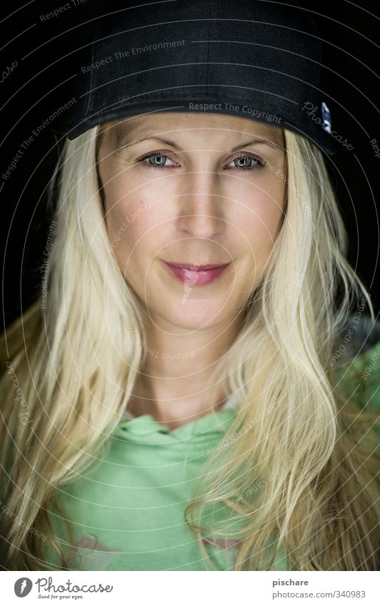 Portrait feminin Junge Frau Jugendliche Gesicht 18-30 Jahre Erwachsene blond langhaarig Coolness frech Erotik Mütze Farbfoto Innenaufnahme Studioaufnahme