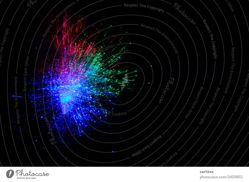 Farbexplosion Rot Grün Blau Farben Explosion Rausch Farbrausch Licht Lichtspiel Schwarz Weite Weltraum Weltuntergang leuchten Feuerwerk Glasfaser Streulicht