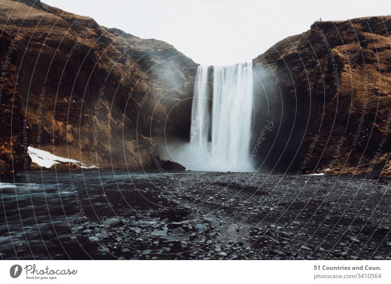 Dramatische Ansicht des Wasserfalls Skogafoss, Island 51 Länder und Zählung Schwarze Sandstrände Chantelle Flores Landschaft Dettifoss Dyrhólaey Europa