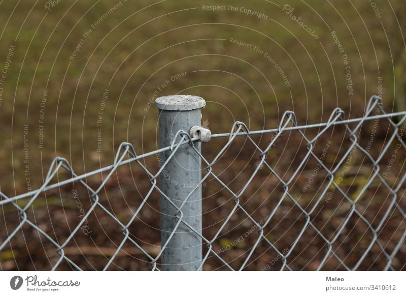 Zaun aus Metallpfosten und Metallgitter Mast Stahl Konstruktion Muster Barriere Schutz Draht Gefahr ineinander greifen Gebäude Fechten Design Sicherheit Gehege