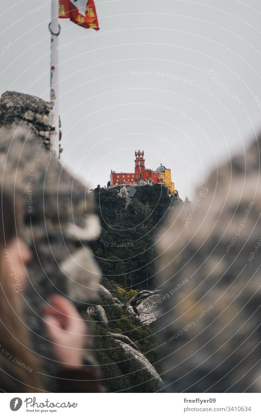 Blick auf den Pena-Palast von der maurischen Burg in Sintra, Portugal Touristik Museum Wahrzeichen Baum antik romantisch Turm magisch gelb Architektur Gebäude