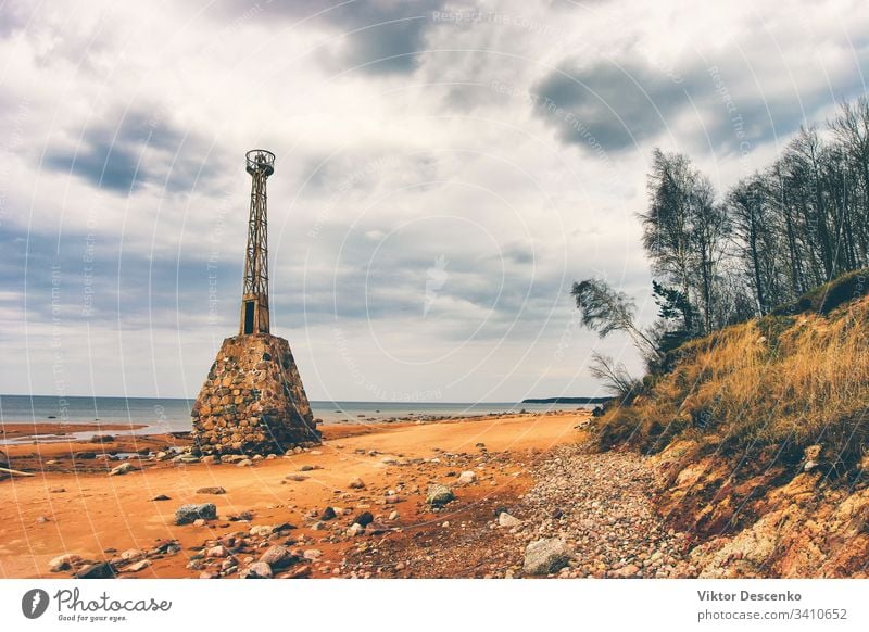 Alter zerstörter Leuchtturm in der Ostsee Hintergrund Strand Wasser Haus Architektur Moos Schifffahrt alt außen Portwein Steine Ufer Brühe gestreift Struktur